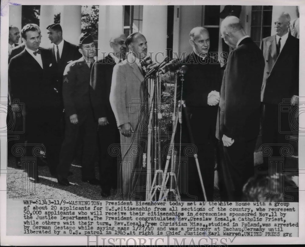1954 Press Photo Pres. Eisenhower with group of applicants for U.S Citizenship - Historic Images