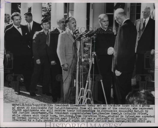 1954 Press Photo Pres. Eisenhower with group of applicants for U.S Citizenship - Historic Images