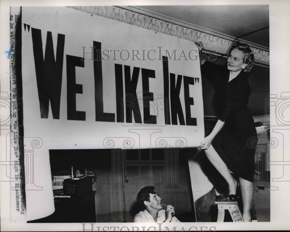 1952 Press Photo Mrs.Herbert Hyde put up IKE signage in Eisenhower headquarters-Historic Images