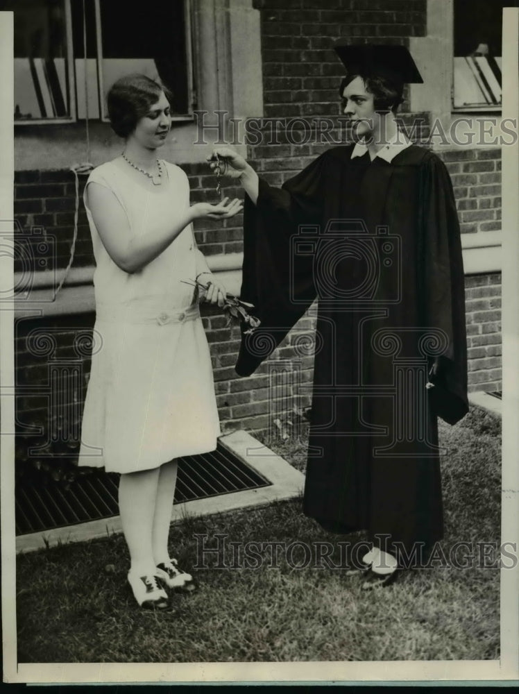 1929 Press Photo Mildred Tapper receiving the chain from Helen Huntsberger-Historic Images