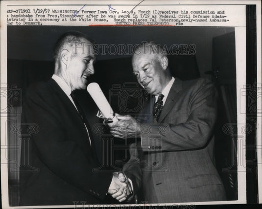 1957 Press Photo President Dwight D. Eisenhower Meets Iowa Governor Leo A. Hoegh-Historic Images