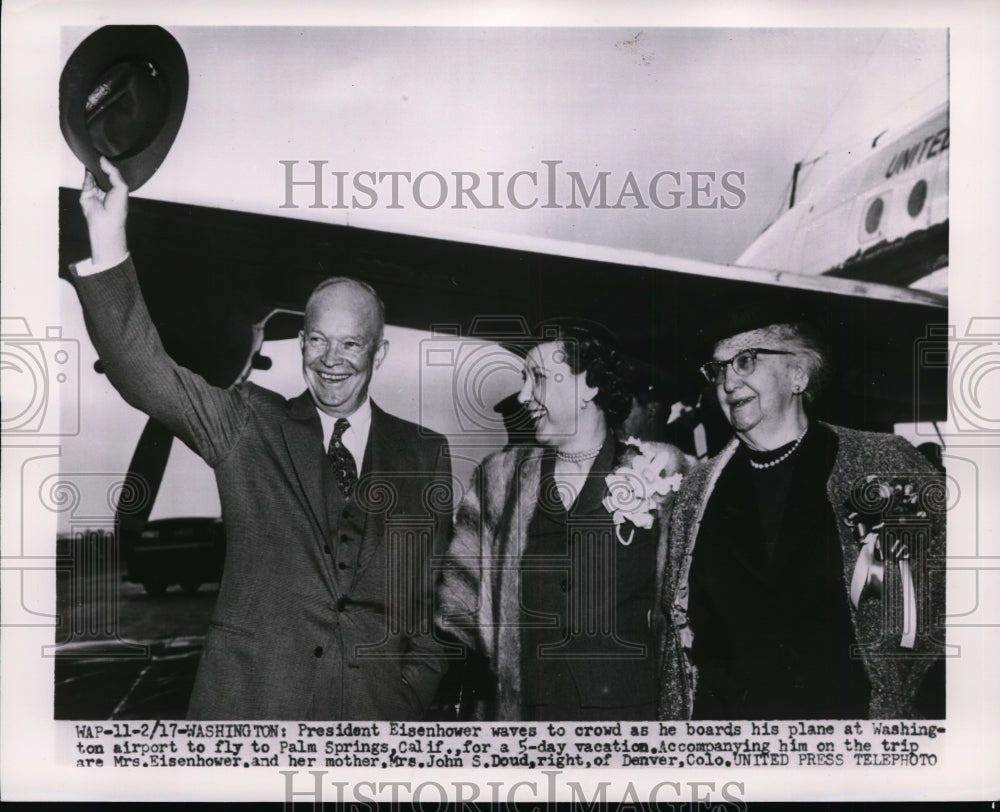 1954 Pres.Eisenhower boards his plane at Wash. Airport to Calif - Historic Images