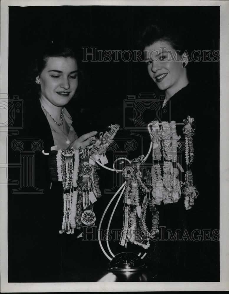 1945 Press Photo Marian Grega, Hazel Cumming Christmas Shopping at Higbee's - Historic Images