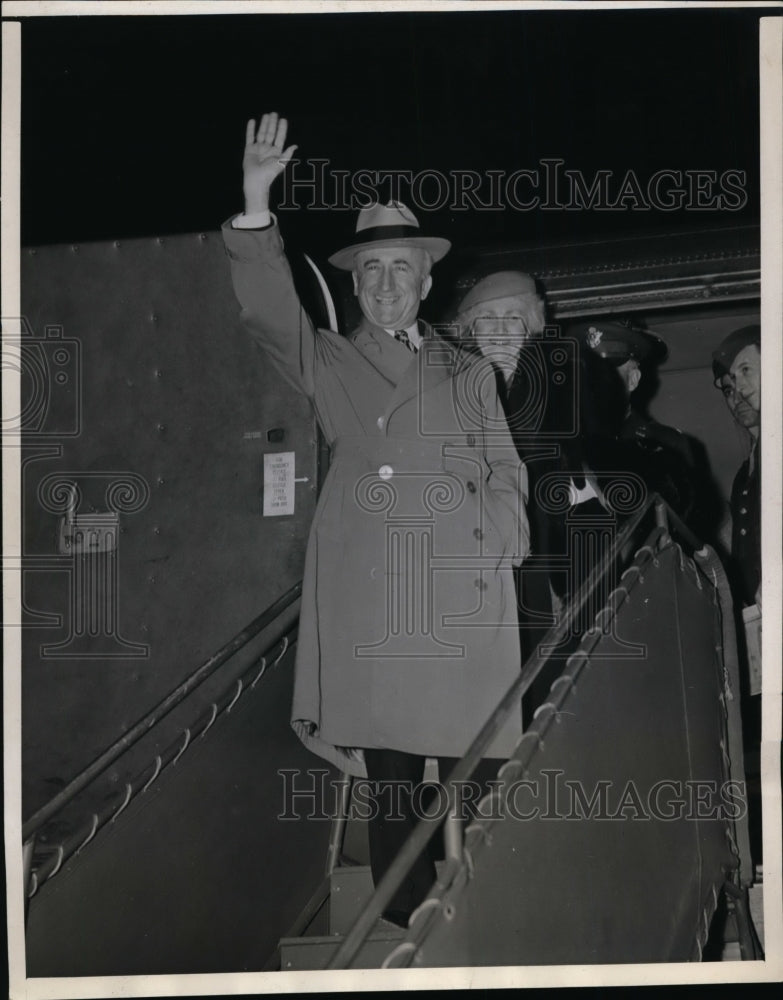 1945 Press Photo Secretary of State James Byrnes and his wife arrive in London-Historic Images