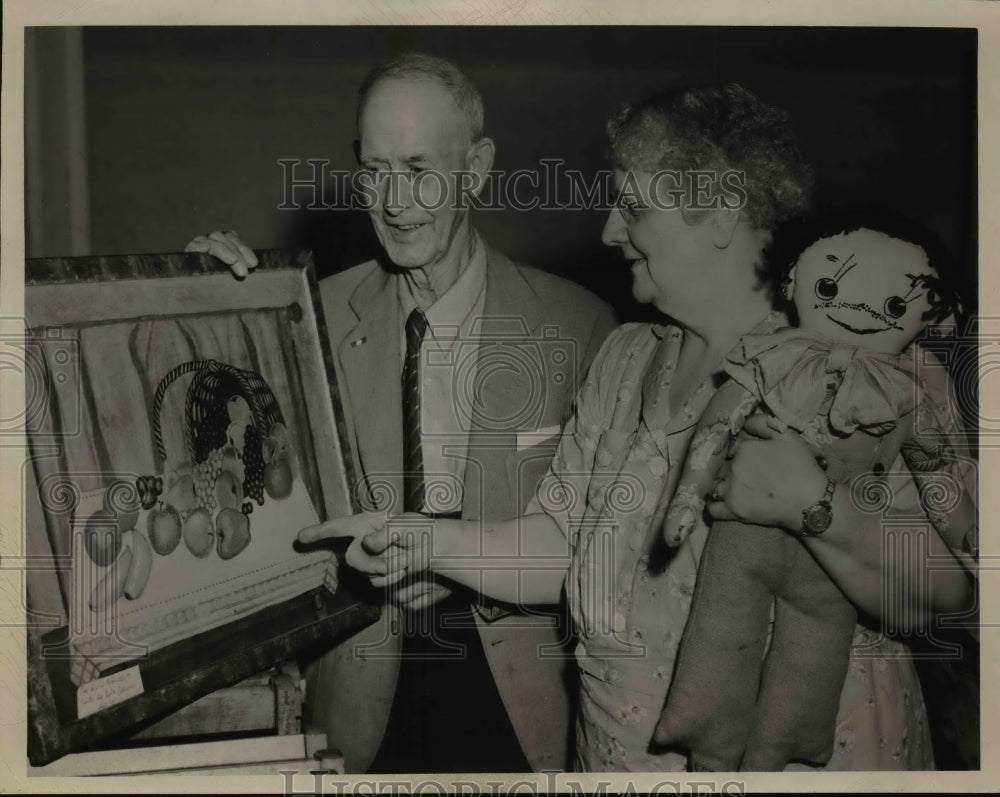 1946 Press Photo Dell Isham &amp; Grace Kidder attend Golden Cage Hobby Show - Historic Images