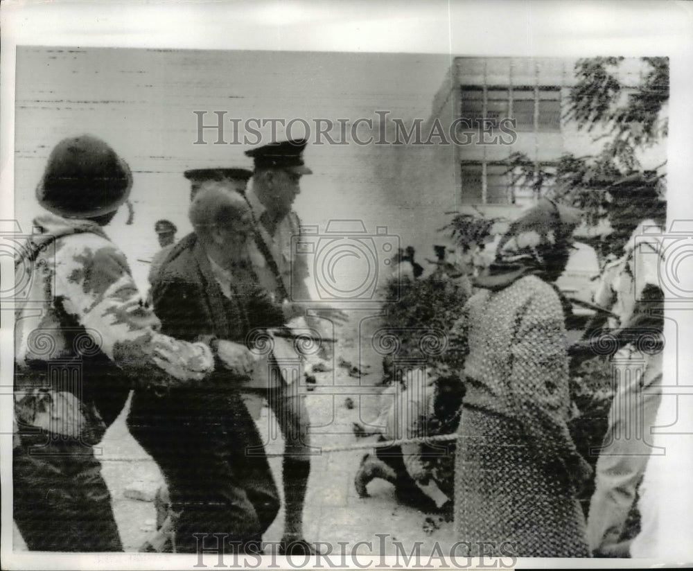 1969 Press Photo Police Assist Man Trampled in Mob at Nairobi Cathedral-Historic Images