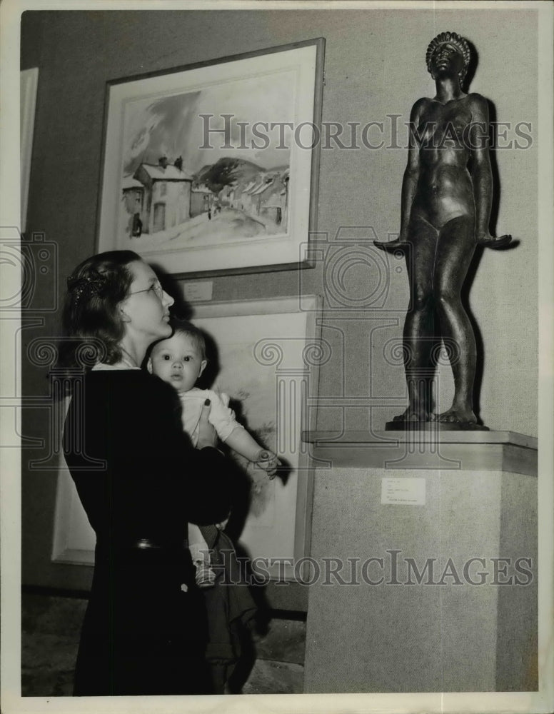 1941 Press Photo Mrs Vaughan Proctor & baby visit Cleveland Museum of Art - Historic Images