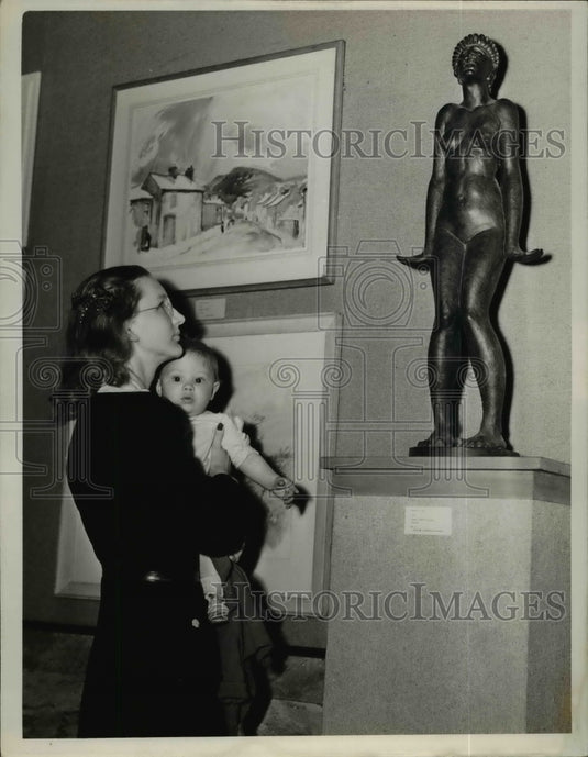 1941 Press Photo Mrs Vaughan Proctor & baby visit Cleveland Museum of Art - Historic Images
