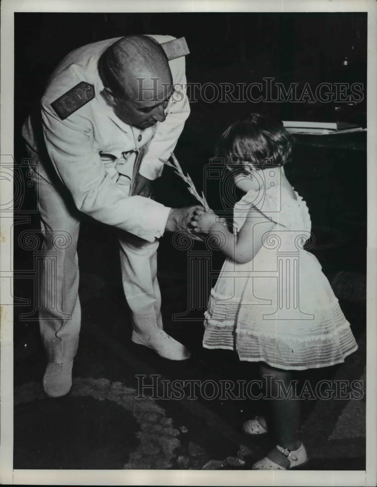 1952 General Francisco Franco & Granddaughter Maria Del Carmen - Historic Images