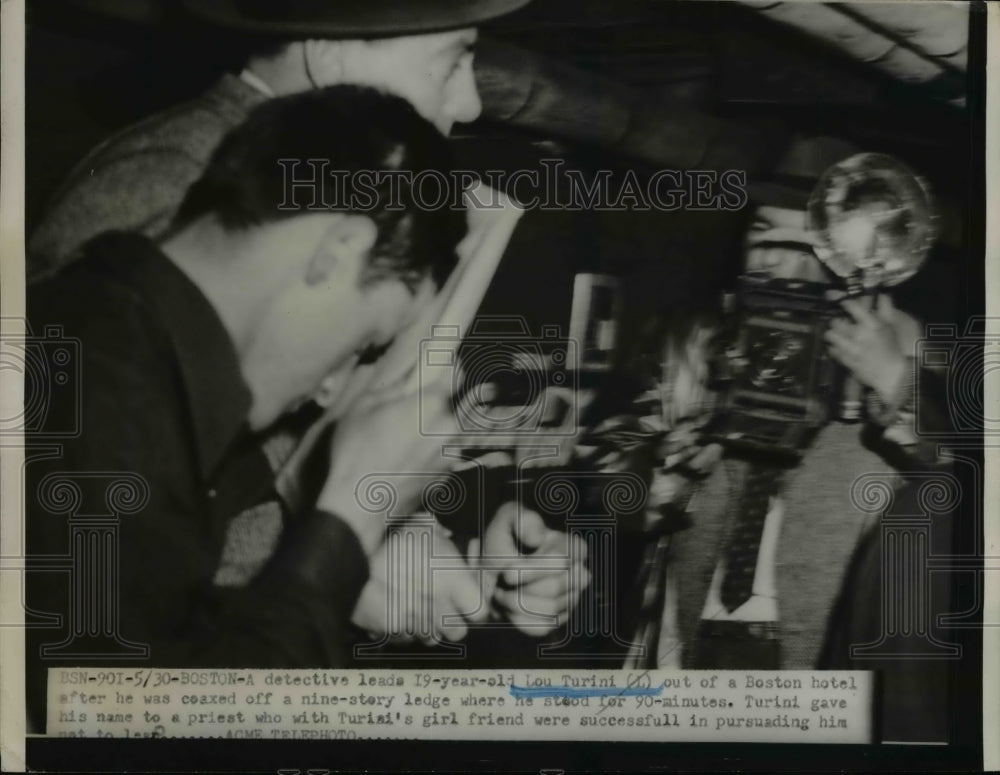 1951 Press Photo Detective Leading Lou Turini Past Press After Attempted Suicide - Historic Images