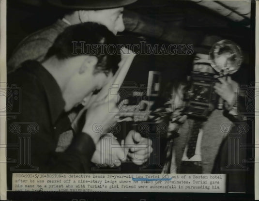 1951 Press Photo Detective Leading Lou Turini Past Press After Attempted Suicide - Historic Images