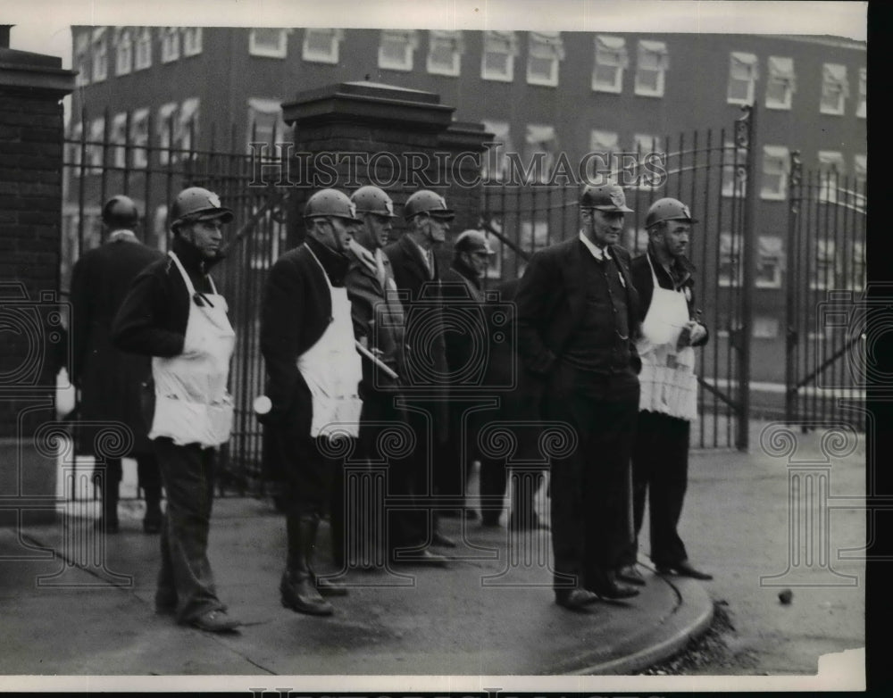 1935 Press Photo Company guards protect Ohio Insulation Plant during strike - Historic Images