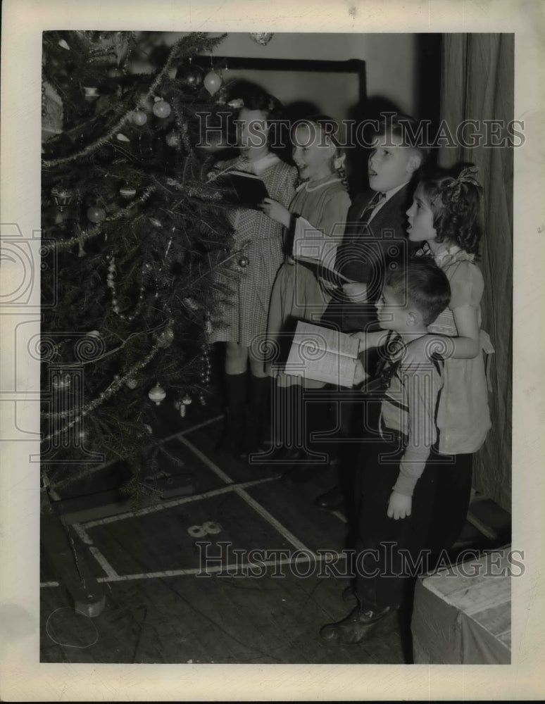 1943 Press Photo Children sing Christmas carols - nef02917 - Historic Images