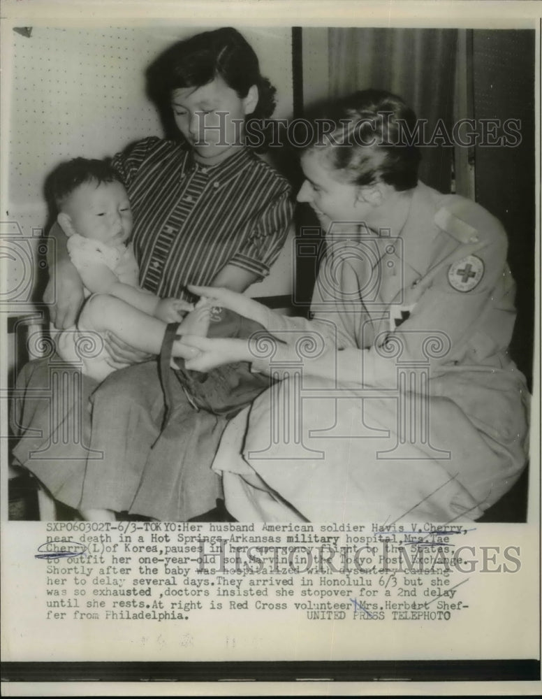 1957 Press Photo Red Cross Volunteer With Wife Of American Soldier And Her Son - Historic Images