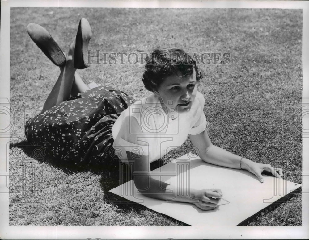 1958 Press Photo 17 year old Mary Stevens sketches outdoors - nef03713 - Historic Images
