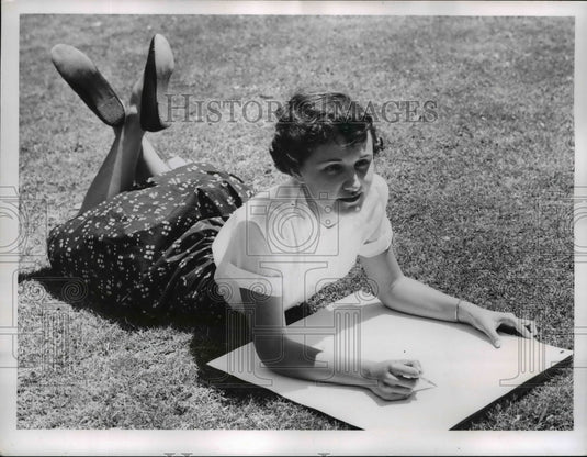 1958 Press Photo 17 year old Mary Stevens sketches outdoors - nef03713 - Historic Images