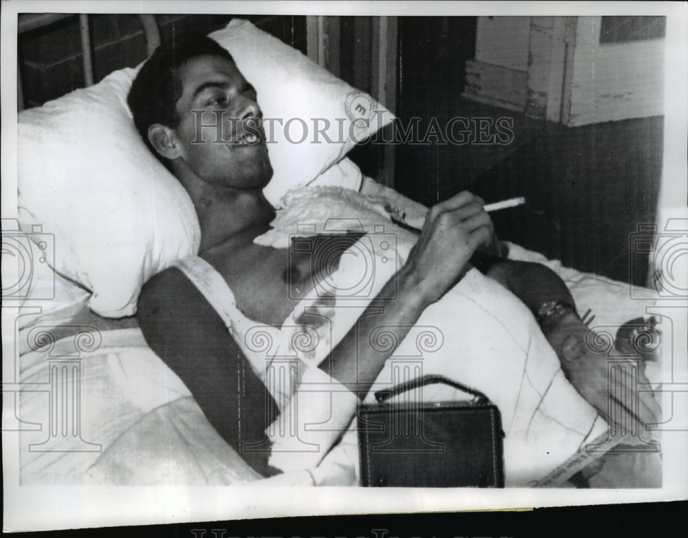 1967 Press Photo Railway switchman Christoffel Strydom relaxes in hospital - Historic Images