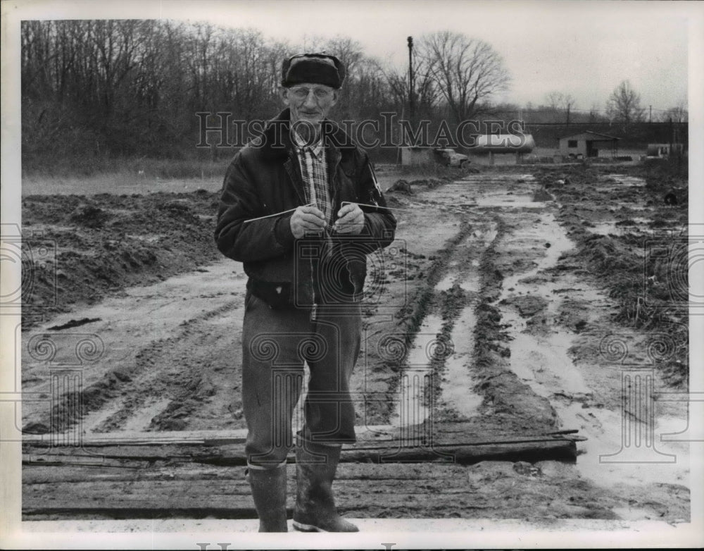 Press Photo Jim Shumaker shows how he finds oil in the earth - nef03783 - Historic Images