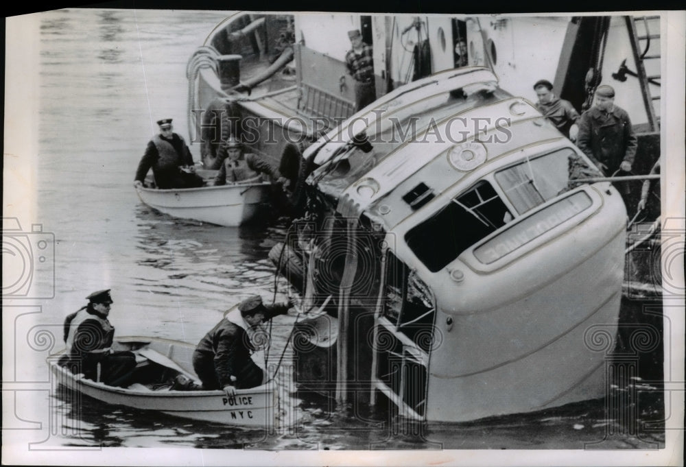 1963 Press Photo Policemen retrieve bus from East River in New York - nef03855 - Historic Images