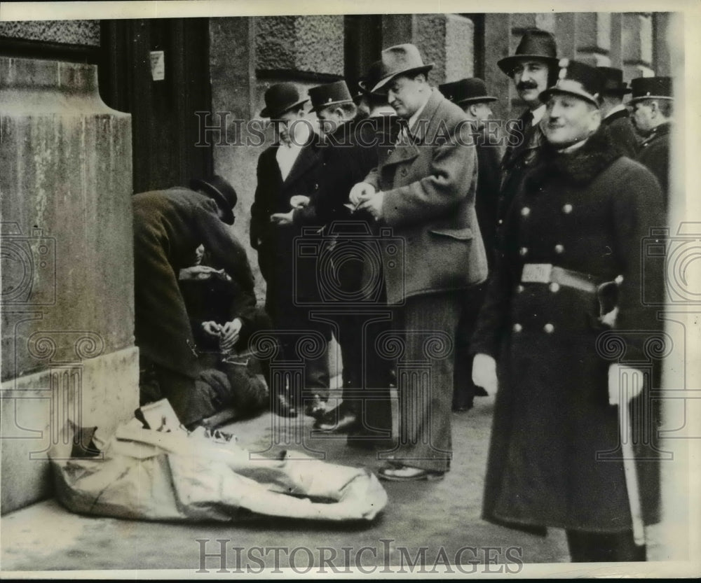 1935 Press Photo Bandits kill thee during robbery in Budapest Hungary - Historic Images