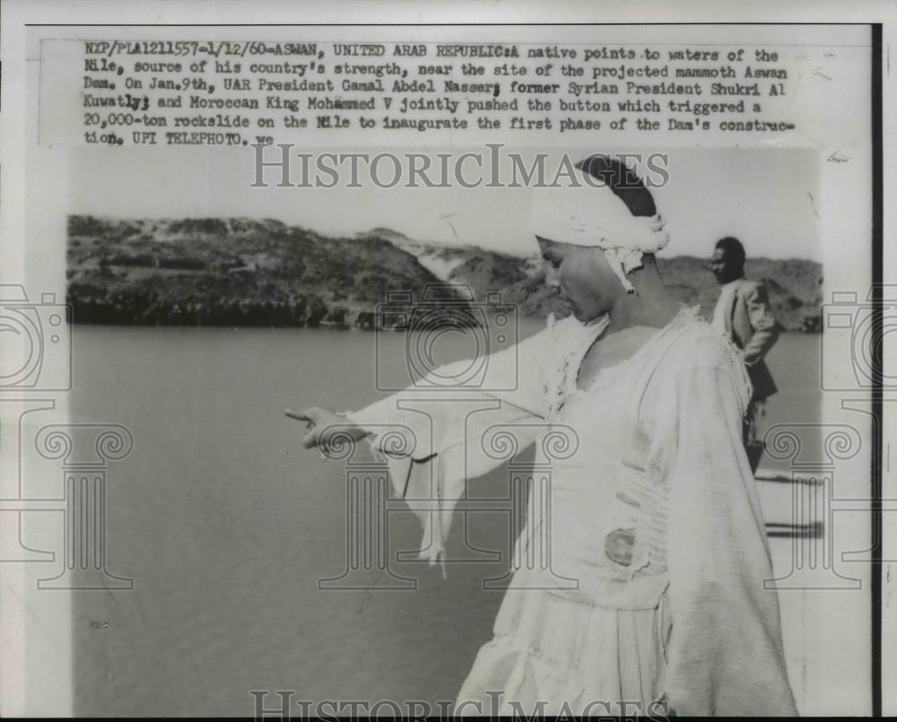 1960 Press Photo A Native points to waters of the Nile - nef03958- Historic Images