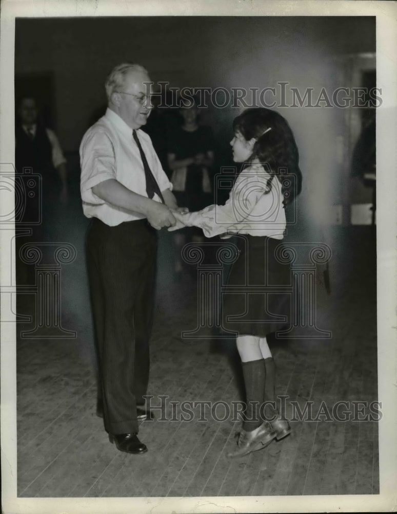 1942 Press Photo FE Fick dances with his daughter - nef04051-Historic Images