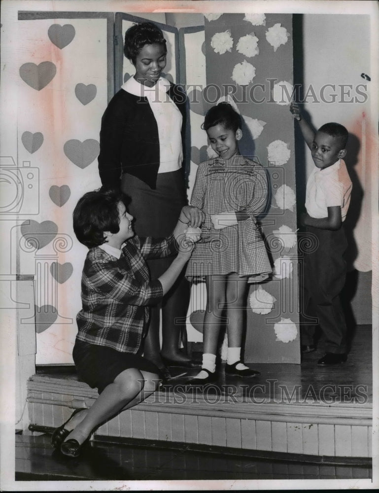 1964 Press Photo Junior models join Mothers meeting at AA Benesch School - Historic Images