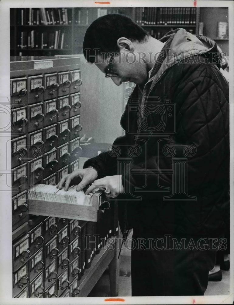 1965 Press Photo Man uses card catalog at University Heights Library - nef04128 - Historic Images