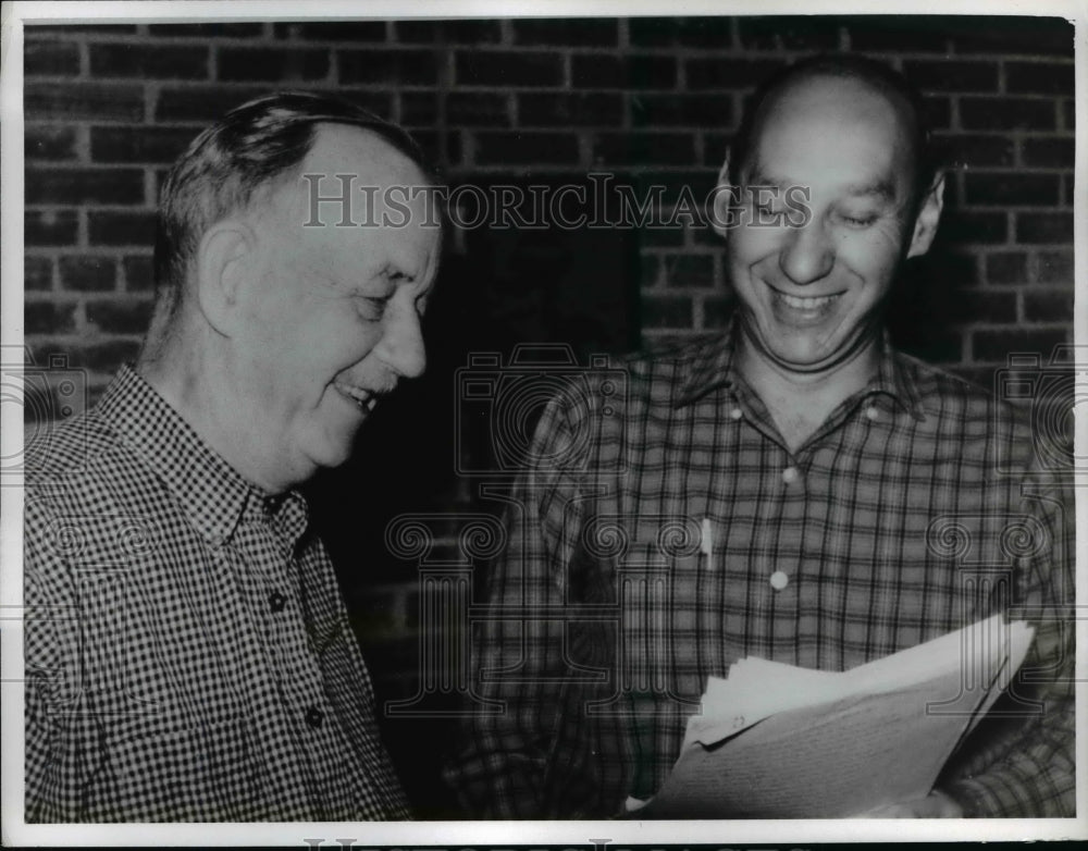 1963 Press Photo Joseph Wood Krutch Chats with Gerald Green - Historic Images