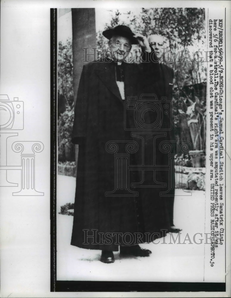 1958 Press Photo Samuel Cardinal Stritch leaves Sanatrix Clinic at Rome - Historic Images