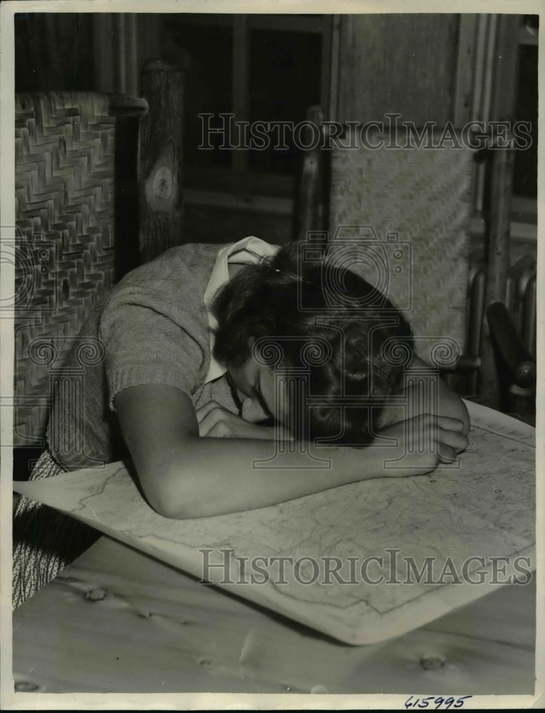 1941 Press Photo Jean Brigham bowed with grief after her brother found dead - Historic Images