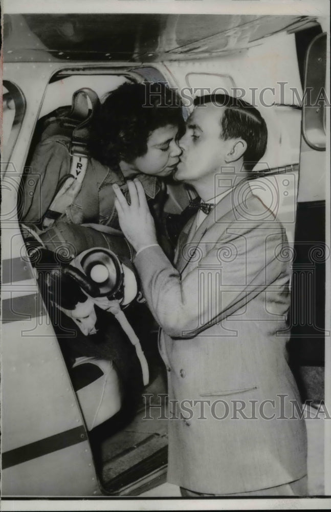 1953 Press Photo Clara Picardo Hyer Kisses Husband After Record Parachute Jump - Historic Images