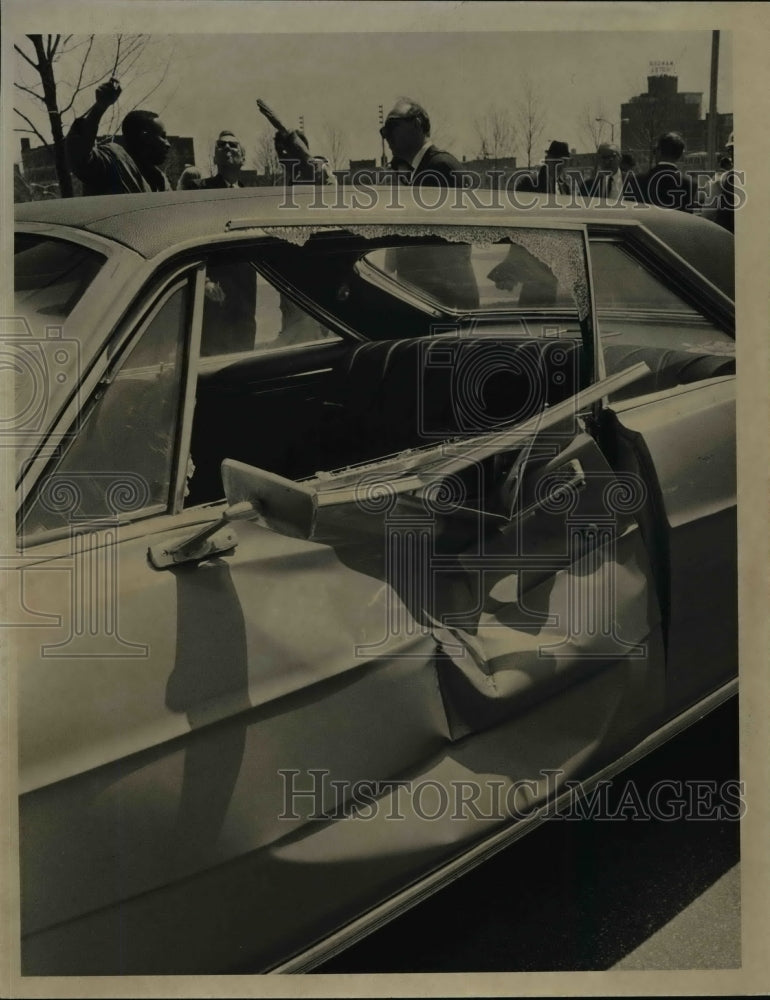 1966 Press Photo Car Damaged by Material Blown Off Federal Building - Historic Images