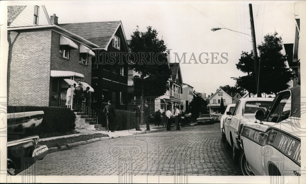 Press Photo People giving their condolences for Michael Mucci&#39;s death-Historic Images