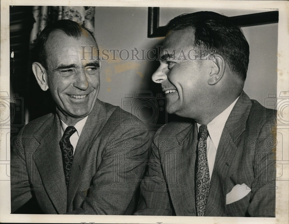 1953 Press Photo Lt. Gen. Hays chats with Gov. Dewey at the Hotel Roosevelt-Historic Images