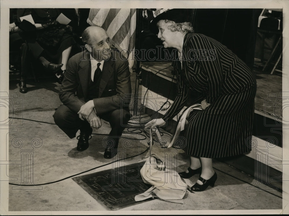 1931 Press Photo Dr. Allen and Mrs McNeal Unveil Bronze Tablet at printing shop-Historic Images