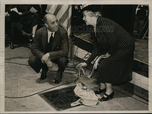 1931 Press Photo Dr. Allen and Mrs McNeal Unveil Bronze Tablet at printing shop-Historic Images