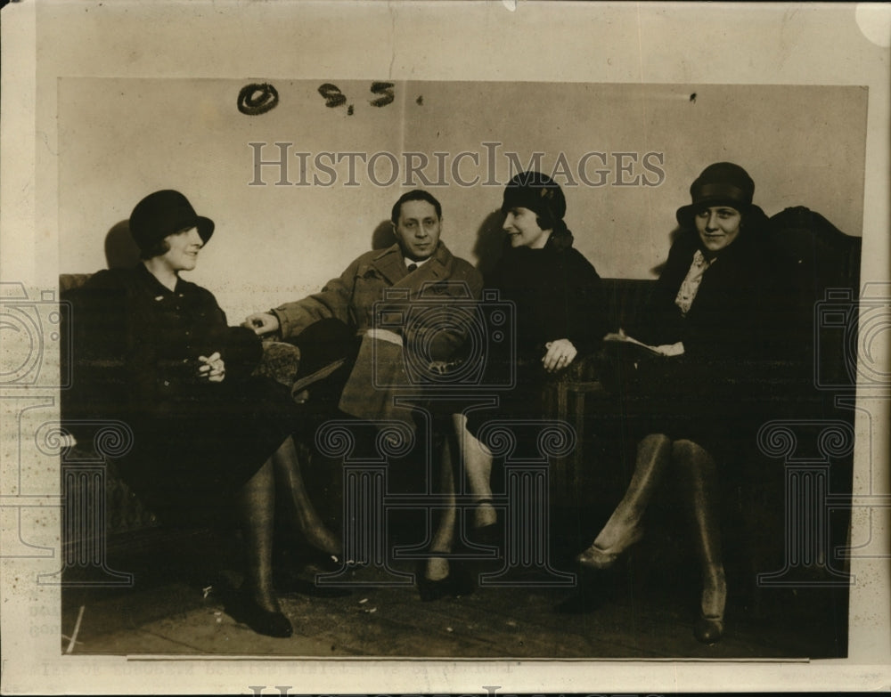 1929 Press Photo Countess Celebrates Opening of First Stage Play The Gray Robe-Historic Images
