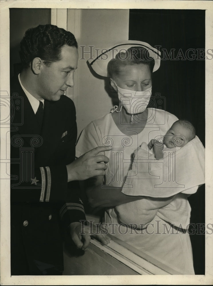 1945 Press Photo Lieutenant Hopkins and Mrs. Admires Fourth Daughter - Historic Images