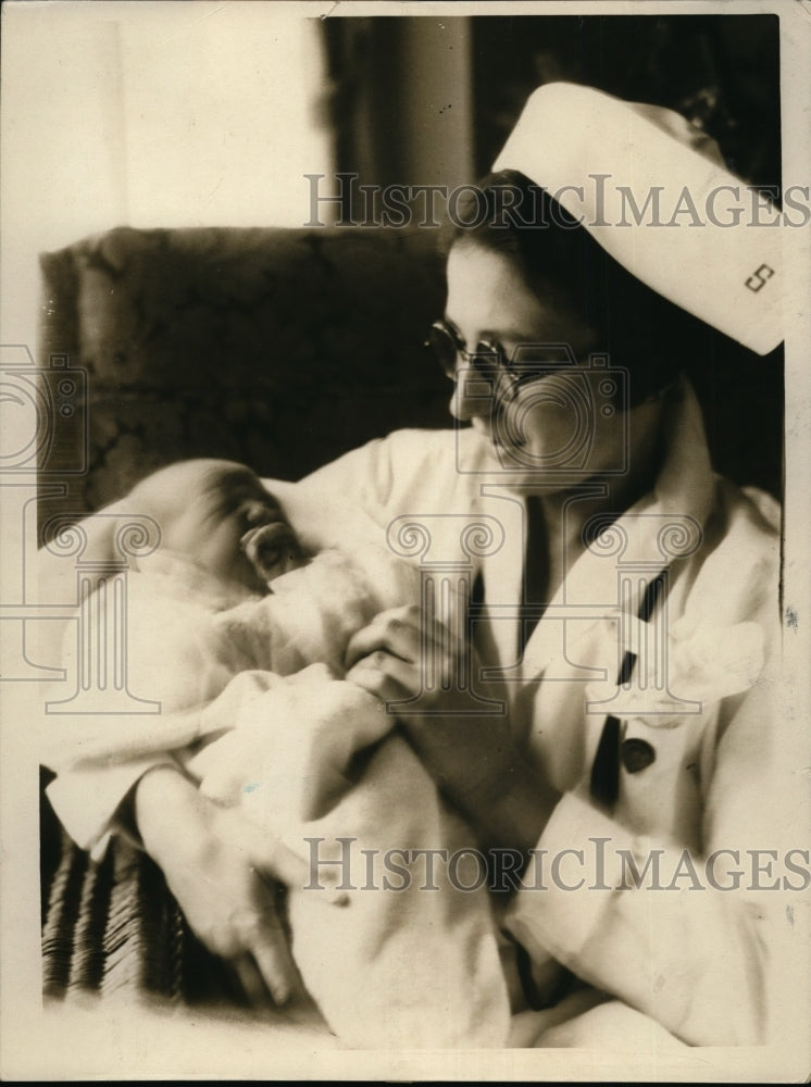 1926 Press Photo Nurse Holds Second Daughter of William Gibbs McAdoo Jr - Historic Images