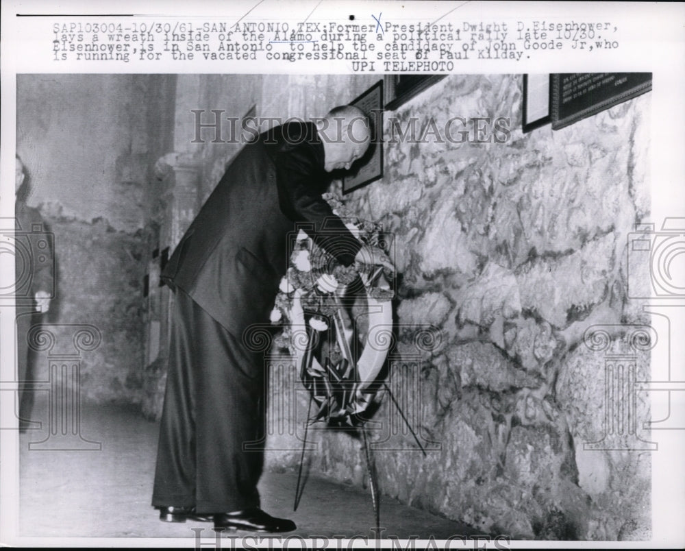 1961 Press Photo Former Pres Eisenhower Lays a Wreath Inside The Alamo - Historic Images