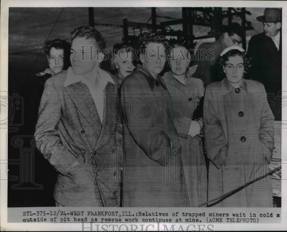 1951 Press Photo Relatives of trapped miners waiting in cold at West Frankport - Historic Images