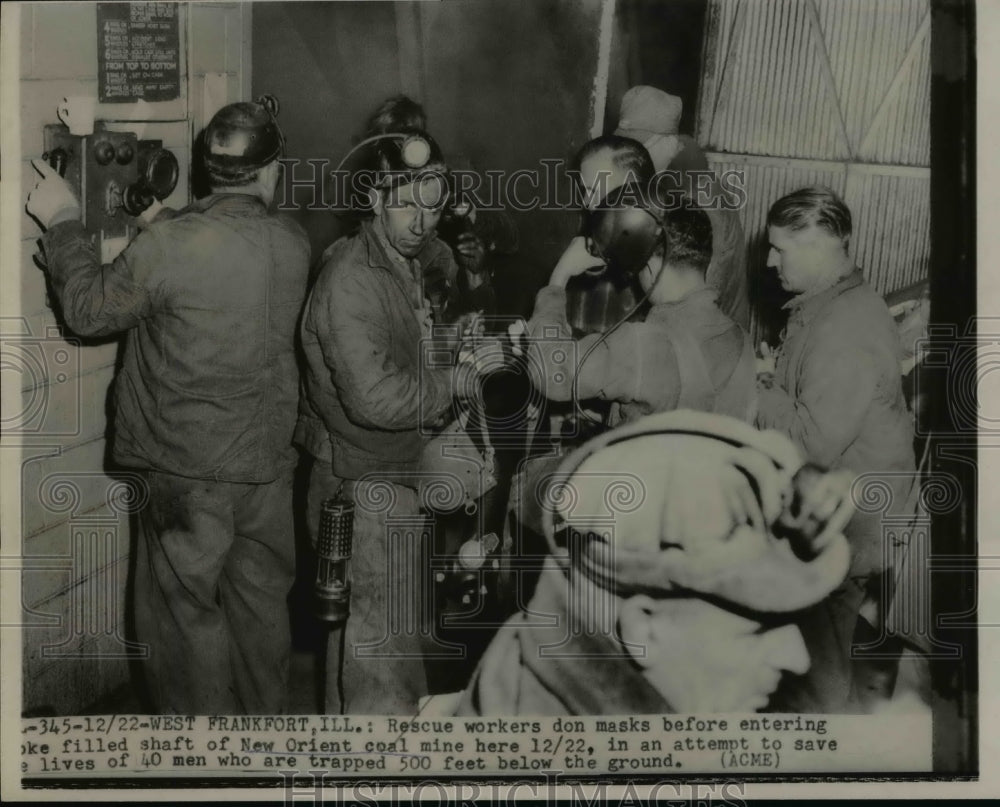 1951 Press Photo Rescue workers masked before entering the New Orient Coal Mine - Historic Images