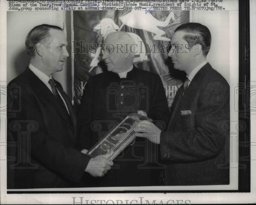 1958 Press Photo Luis Ferrer receive plaque from Samuel Cardinal Stritch - Historic Images
