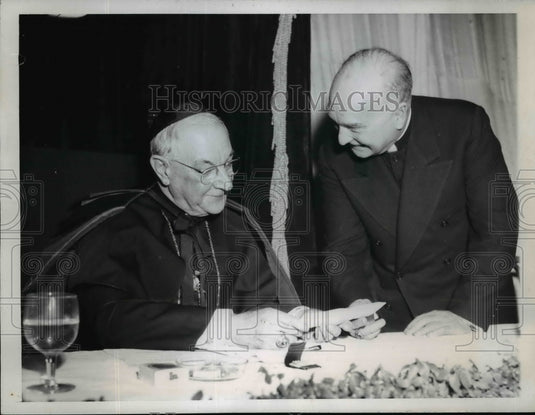 1946 Press Photo Cardinal Stritch Presented With Check For $1,500,000 - Historic Images