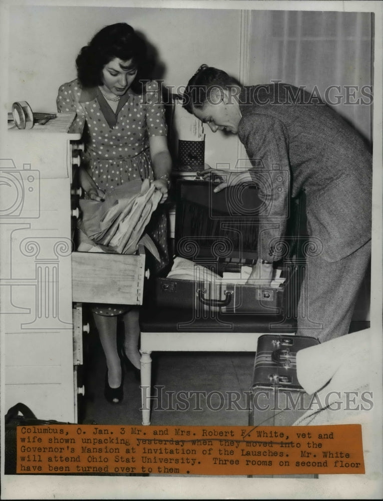 1946 Press Photo Mr. and Mrs. White unpack after moving into Governor&#39;s mansion-Historic Images