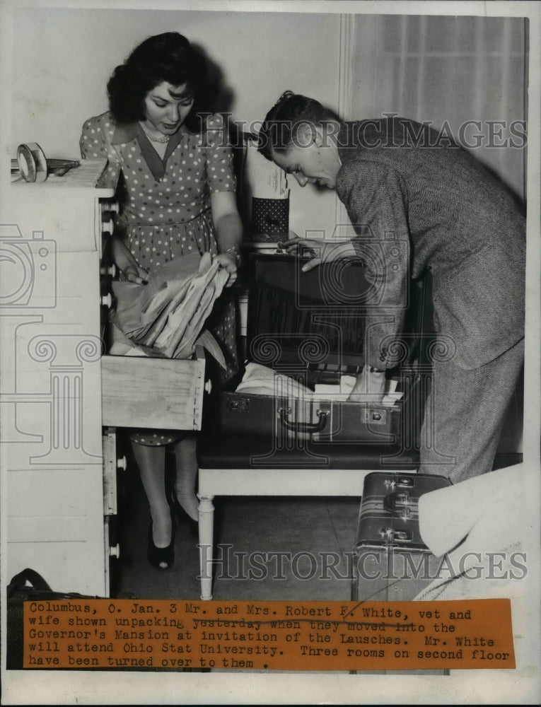 1946 Press Photo Mr. and Mrs. White unpack after moving into Governor's mansion-Historic Images