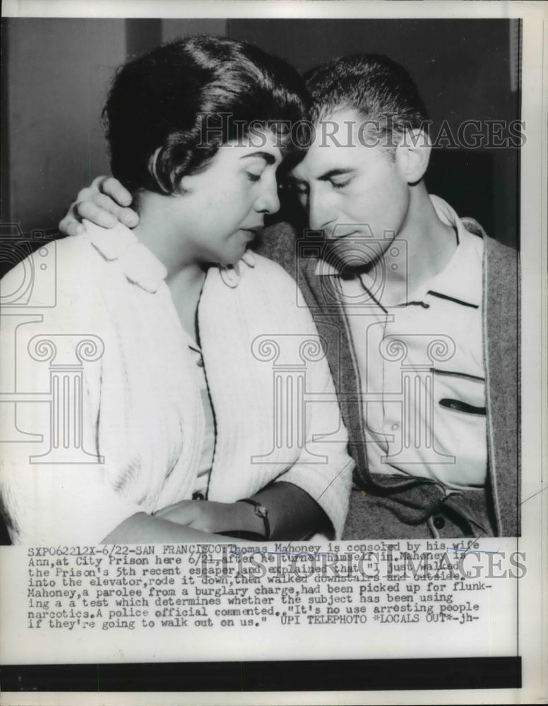 1960 Press Photo T. Mahoney Consoled By His Wife Ann From Escaping Prison - Historic Images