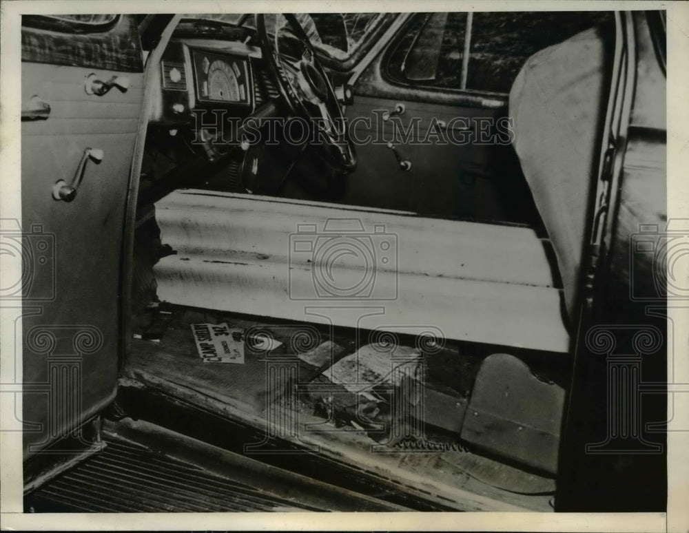 1941 Press Photo Car Impaled Itself On Guard Rail With 5 Soldiers None Killed - Historic Images