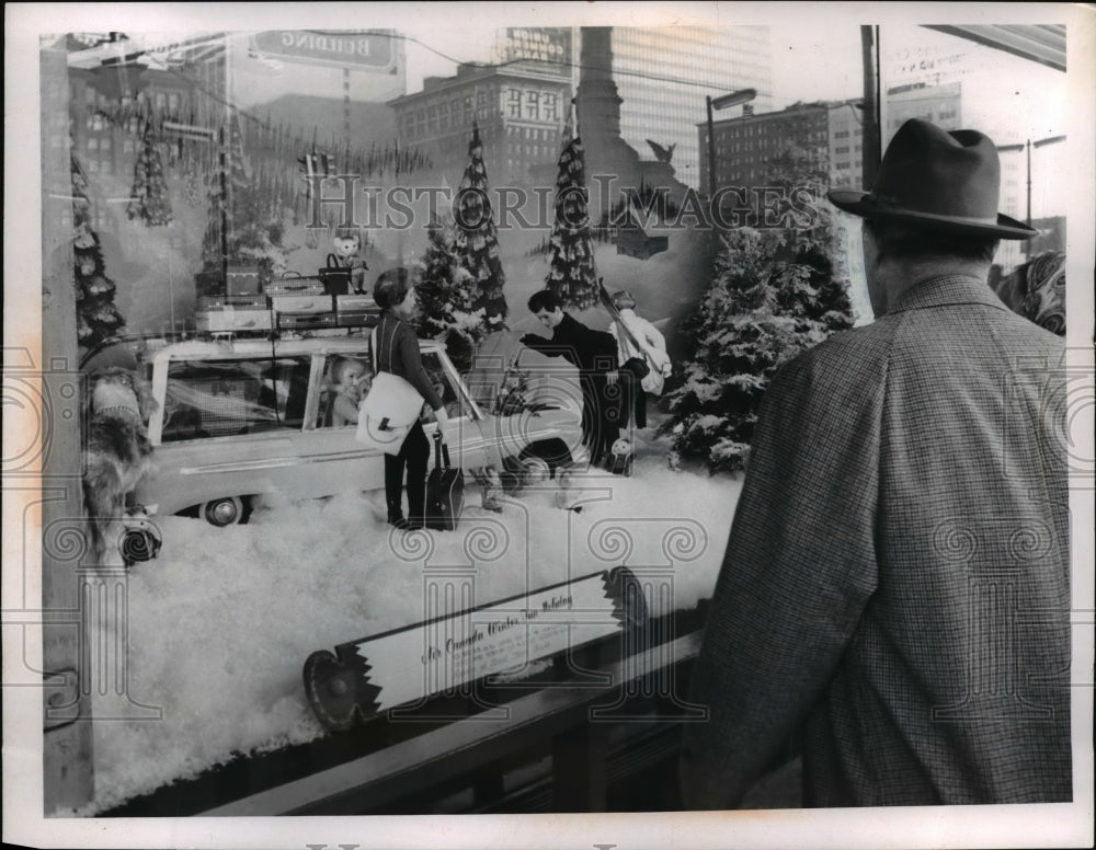 1965 Press Photo Six Display Windows With Winter Scenes Have Pedestrians Eyes - Historic Images